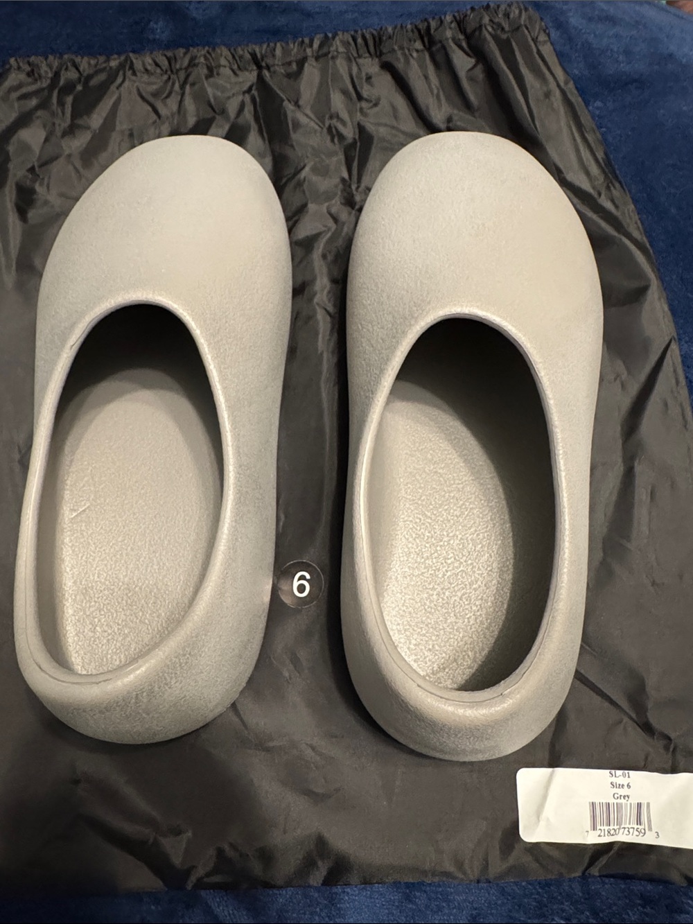 Yeezy Foam Slide in Light Grey